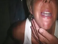 Giovane ragazza putt ...