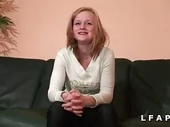 Giovane ragazza expe ...